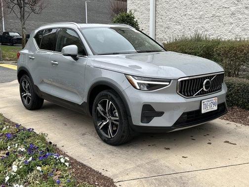 2025 Volvo XC40 B5 Core Bright Theme