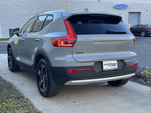 2025 Volvo XC40 B5 Core Bright Theme