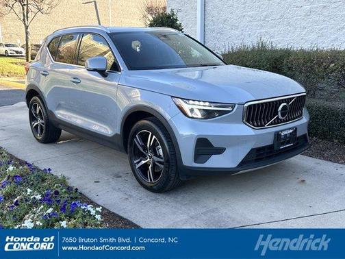 2025 Volvo XC40 B5 Core Bright Theme