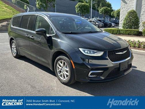 2023 Chrysler Pacifica Touring-L
