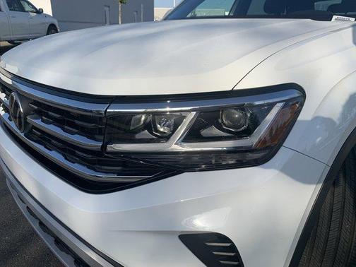 Pure White 2022 Volkswagen Atlas Cross Sport 3.6L V6 SE w/Technology