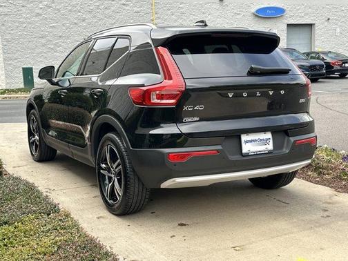 2025 Volvo XC40 B5 Core Bright Theme