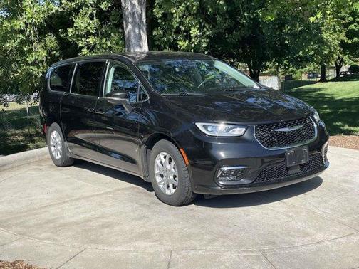 Brilliant Black Crystal Pearlcoat 2023 Chrysler Pacifica Touring-L
