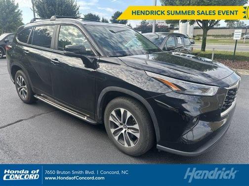 Midnight Black Metallic 2023 Toyota Highlander XLE