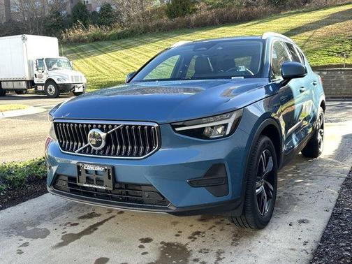2025 Volvo XC40 B5 Core Bright Theme