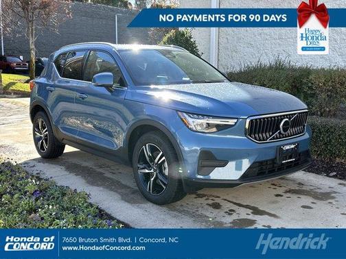 2025 Volvo XC40 B5 Core Bright Theme