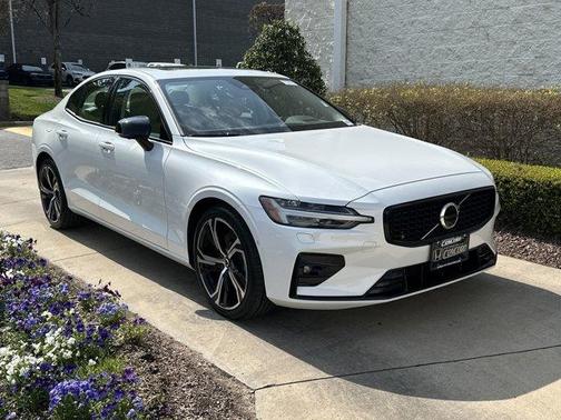 2024 Volvo S60 B5 Plus Dark Theme