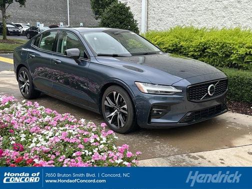 2024 Volvo S60 B5 Plus Dark Theme