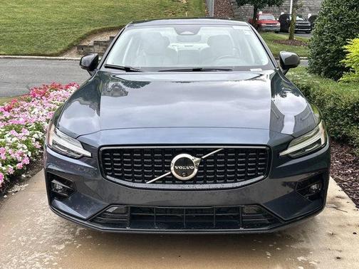2024 Volvo S60 B5 Plus Dark Theme