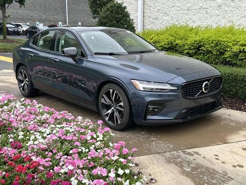 2024 Volvo S60 B5 Plus Dark Theme