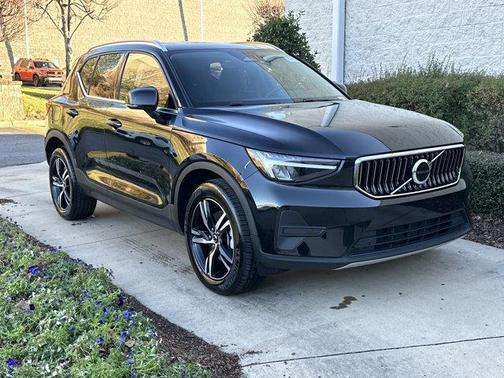 2025 Volvo XC40 B5 Core Bright Theme
