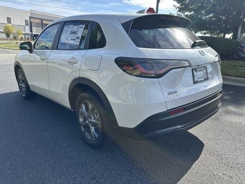 Platinum White Pearl 2027 Honda HR-V LX