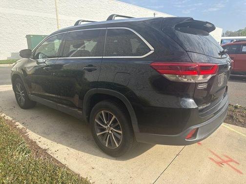 Midnight Black Metallic 2017 Toyota Highlander XLE