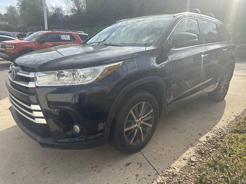 Midnight Black Metallic 2017 Toyota Highlander XLE