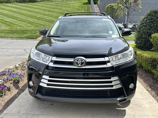 Midnight Black Metallic 2017 Toyota Highlander XLE
