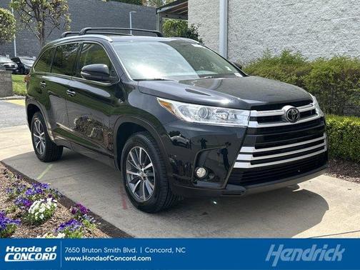 Midnight Black Metallic 2017 Toyota Highlander XLE
