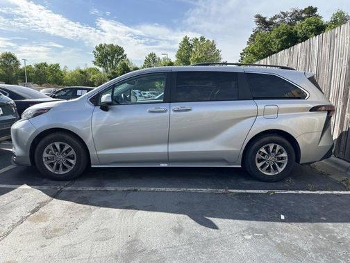 2023 Toyota Sienna XLE