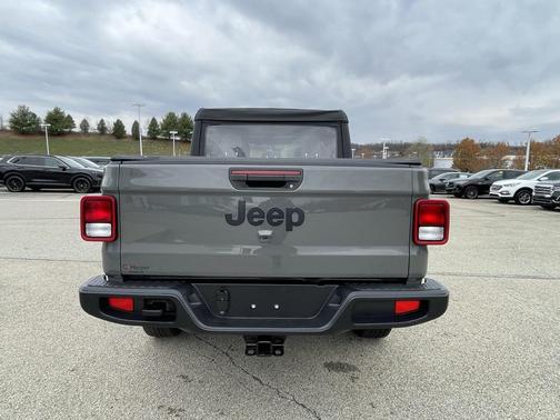 2022 Jeep Gladiator Sport