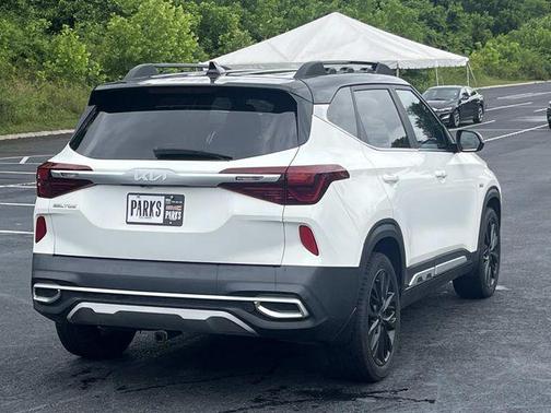 Clear White/Black Roof 2022 Kia Seltos Nightfall Edition