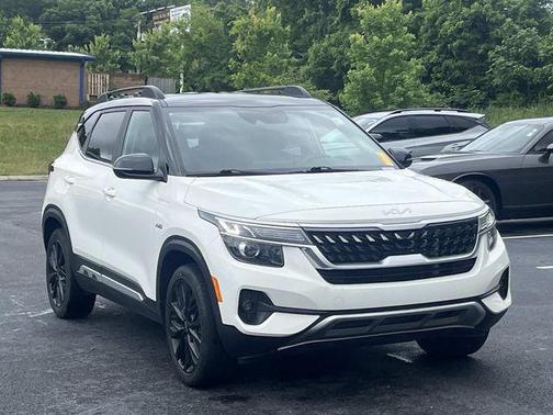 Clear White/Black Roof 2022 Kia Seltos Nightfall Edition