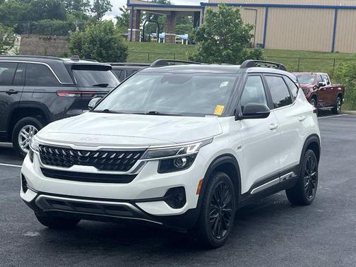 Clear White/Black Roof 2022 Kia Seltos Nightfall Edition