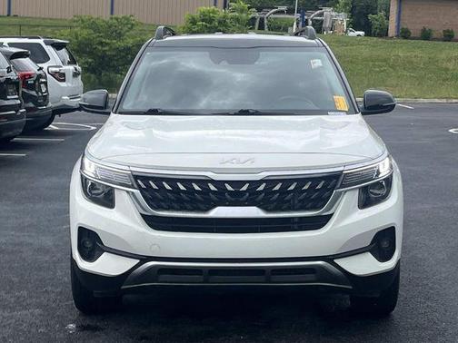 Clear White/Black Roof 2022 Kia Seltos Nightfall Edition