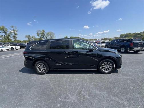2021 Toyota Sienna XLE 7 Passenger