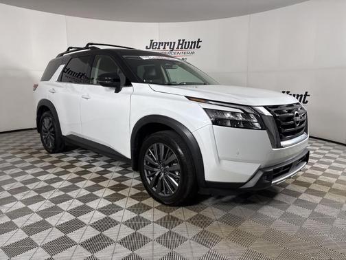 2025 Nissan Pathfinder SL