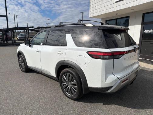 2025 Nissan Pathfinder SL