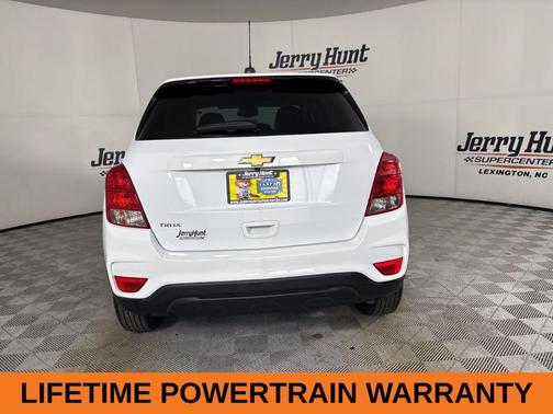 Summit White 2022 Chevrolet Trax LS