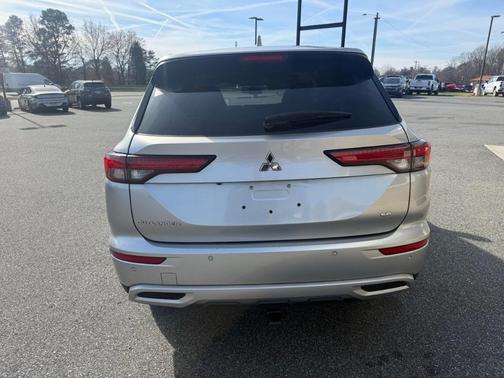 2023 Mitsubishi Outlander SE