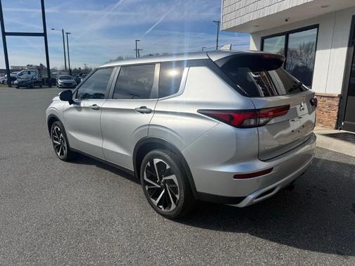 2023 Mitsubishi Outlander SE