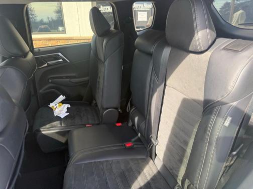 2023 Mitsubishi Outlander SE