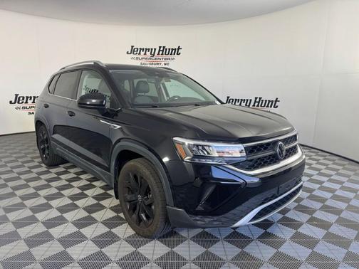 Deep Black Pearl Effect 2022 Volkswagen Taos 1.5T SE