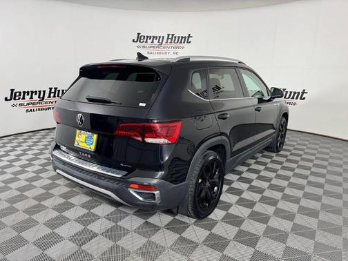 Deep Black Pearl Effect 2022 Volkswagen Taos 1.5T SE