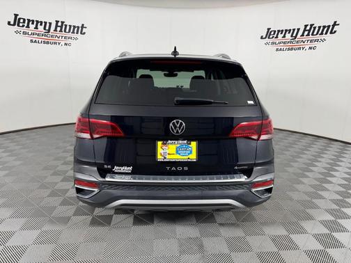 Deep Black Pearl Effect 2022 Volkswagen Taos 1.5T SE