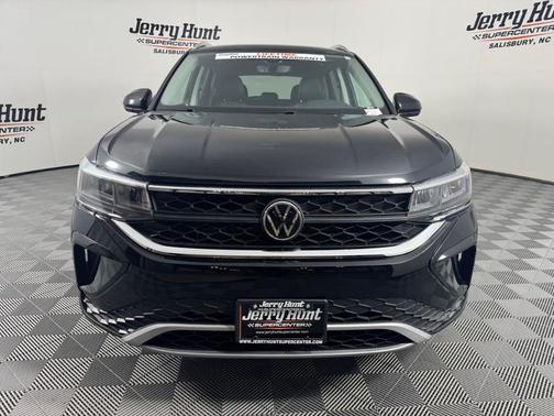 Deep Black Pearl Effect 2022 Volkswagen Taos 1.5T SE