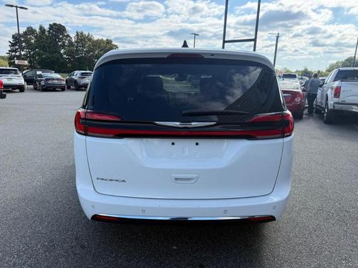2024 Chrysler Pacifica Touring-L