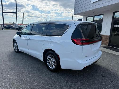 2024 Chrysler Pacifica Touring-L