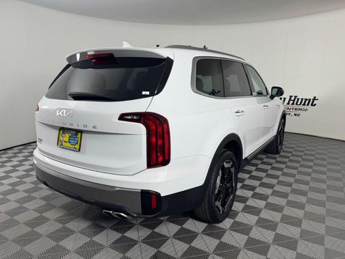 Glacial White Pearl 2025 Kia Telluride S