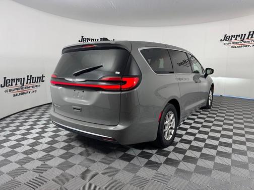 2023 Chrysler Pacifica Touring-L
