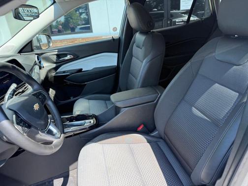 Sterling Gray Metallic 2025 Chevrolet Trax LT