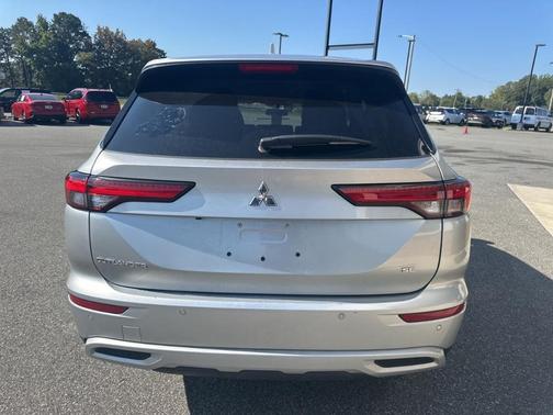 2024 Mitsubishi Outlander SE
