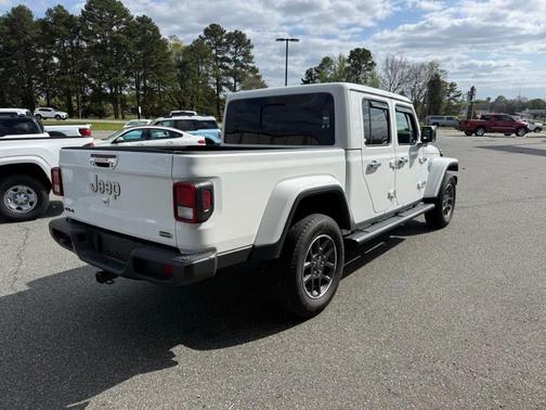 Bright White Clearcoat 2023 Jeep Gladiator Overland