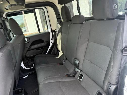 Bright White Clearcoat 2023 Jeep Gladiator Overland