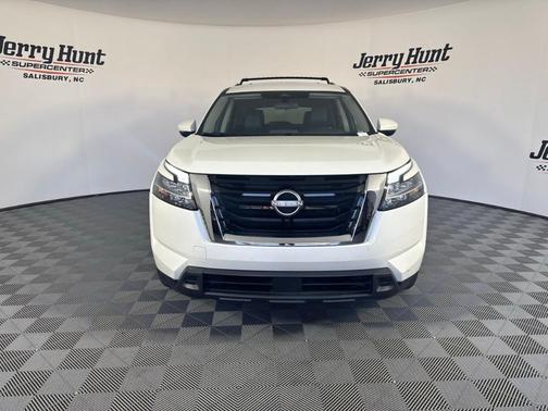 2022 Nissan Pathfinder SV