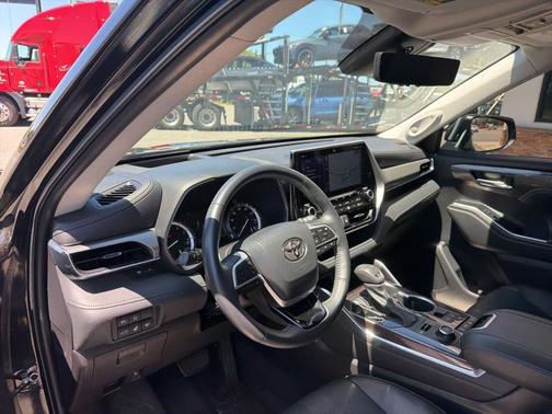 Black 2022 Toyota Highlander Platinum