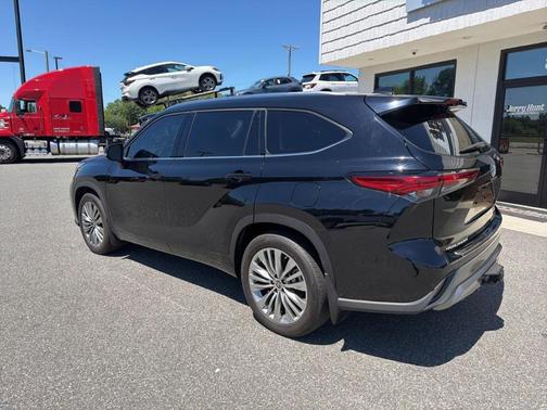 Black 2022 Toyota Highlander Platinum