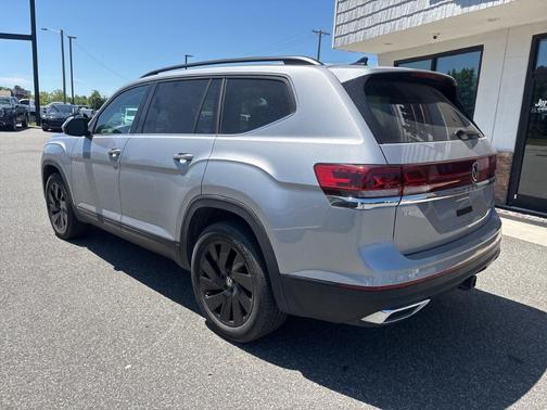 Silver Mist Metallic 2025 Volkswagen Atlas 2.0T SE w/Technology
