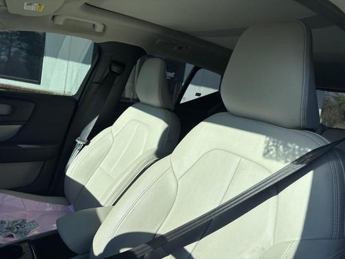 2024 Volvo XC40 B5 Plus Bright Theme